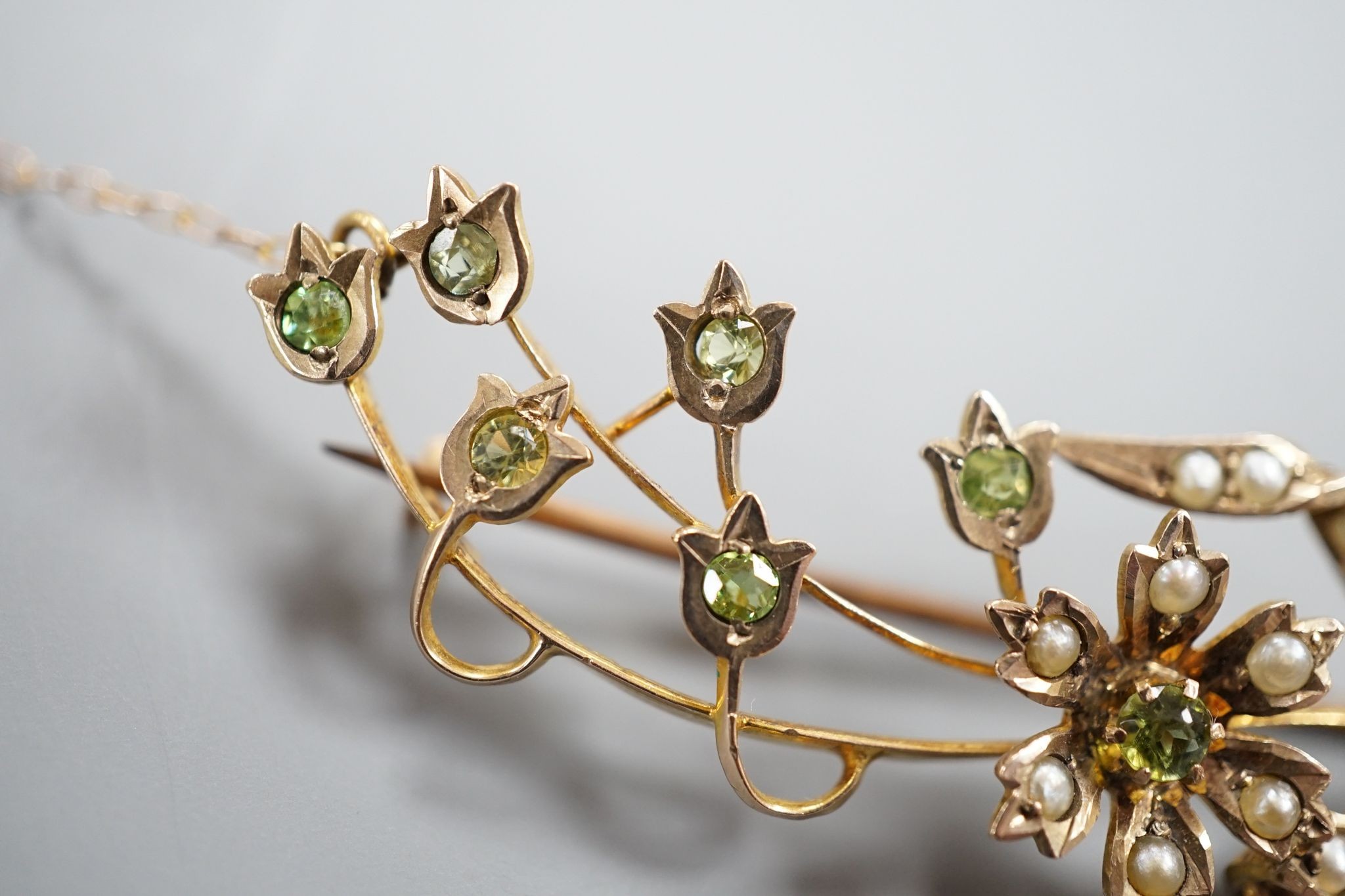 An Edwardian yellow metal, seed pearl and garnet set spray brooch, 55mm, gross weight 4.8 grams.